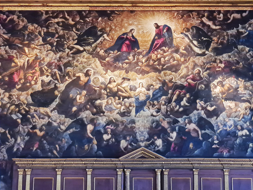 Die hintere Wand wird in voller Breite von Jacopo Tintorettos Bild „Das Paradies“ von 1588 bis 1594 eingenommen. (Das Foto zeigt nur einen Ausschnitt. Das vollständige Bild bei Wikipedia im Kapitel Dogenpalast.) 