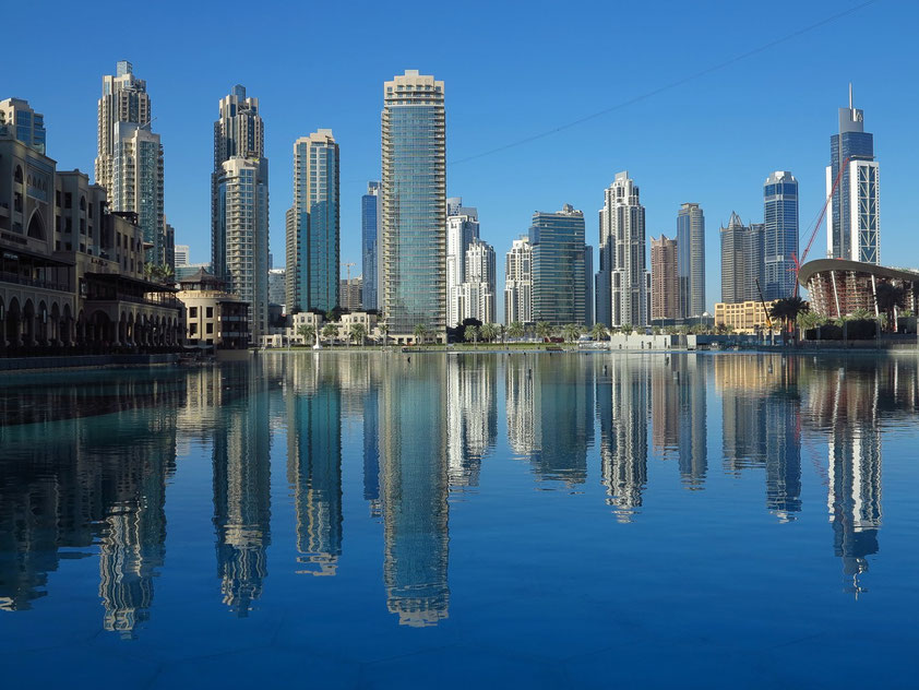 Dubai Skyline, rechts die neue Dubai Opera