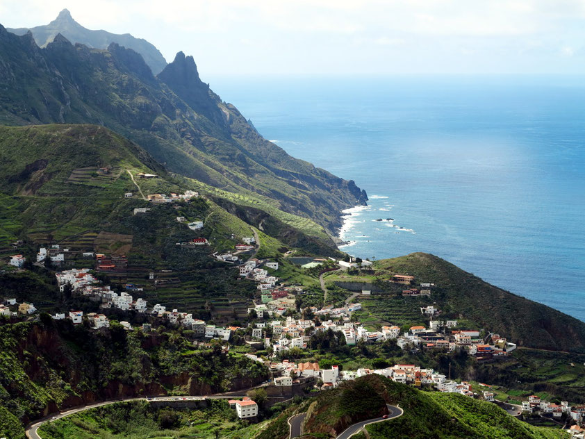 Im Anaga-Gebirge. Blick von der Straße TF-134 auf das Dorf Taganana und die Nordküste von Teneriffa