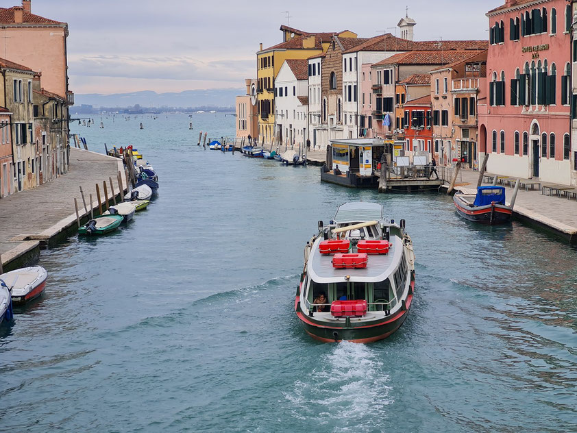 Cannaregio, Blick vom Ponte di Tre Archi auf die Lagune von Venedig, Schiffsverbindung vom Canal Grande zum Fondamente Nove