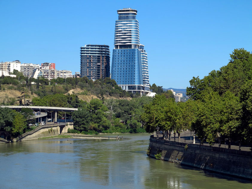 Blick von der Galaktion Tabidze Bridge nach NW auf die moderne Architektur