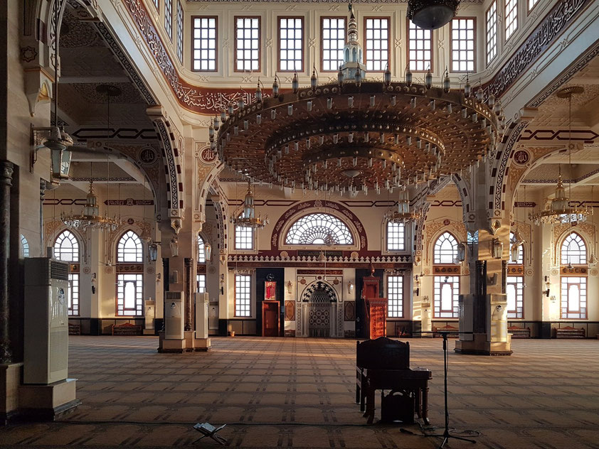 Hurghada. Große Gebetshalle der Moschee El Mina Masjid, mit Mirab und Mimbar