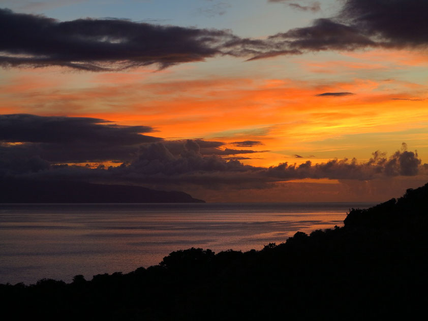 Sonnenaufgang über Pico, am Horizont links die Nachbarinsel São Jorge