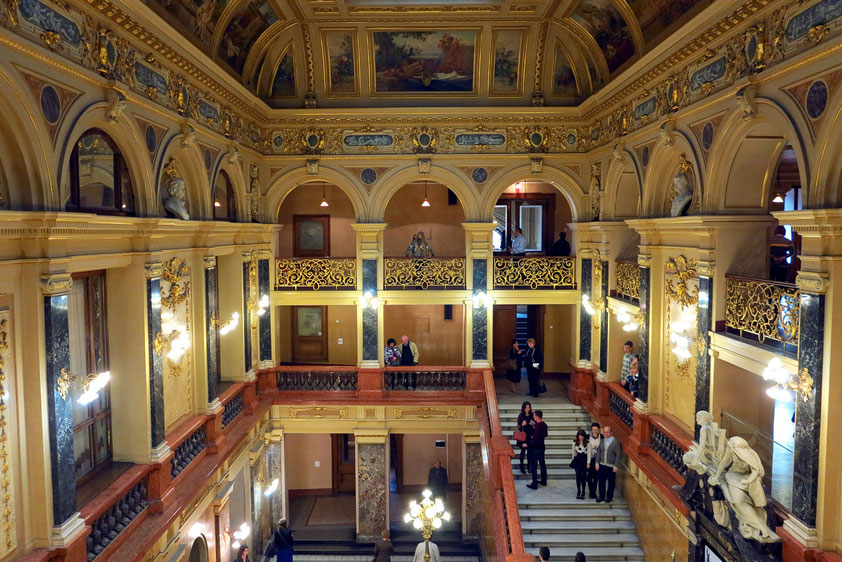 Vestibül des Opernhauses. Blick von oberer Etage