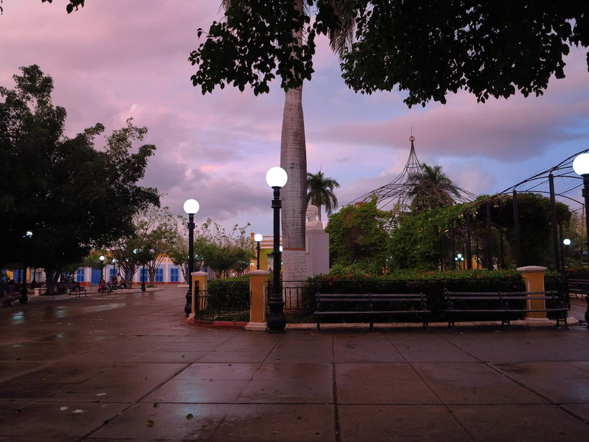 Trinidad, Plaza Carillo nach Sonnenuntergang