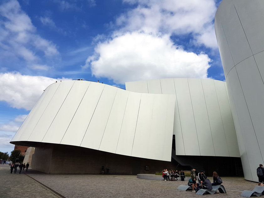 Das Deutsche Meeresmuseum ist mit seiner Außenstelle, dem Ozeaneum am Hafen, eines der meistbesuchten Museen Norddeutschlands.