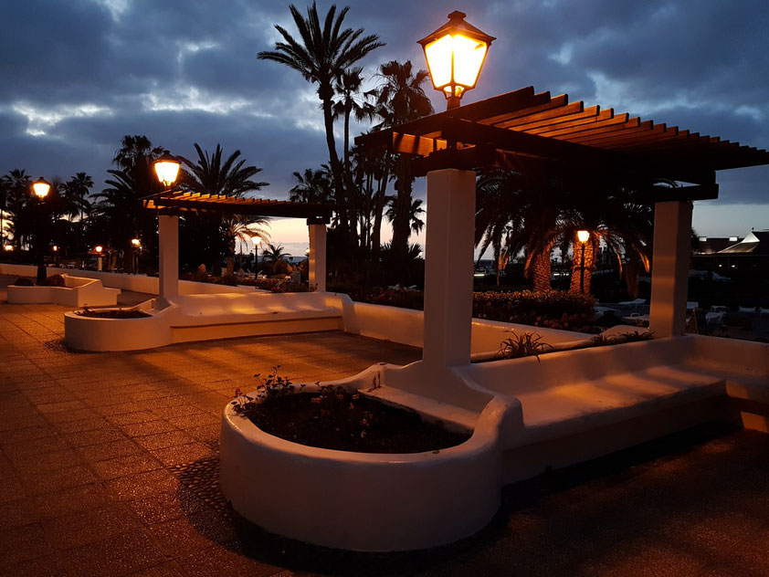 Puerto de la Cruz zur blauen Stunde an der Costa Martiánez