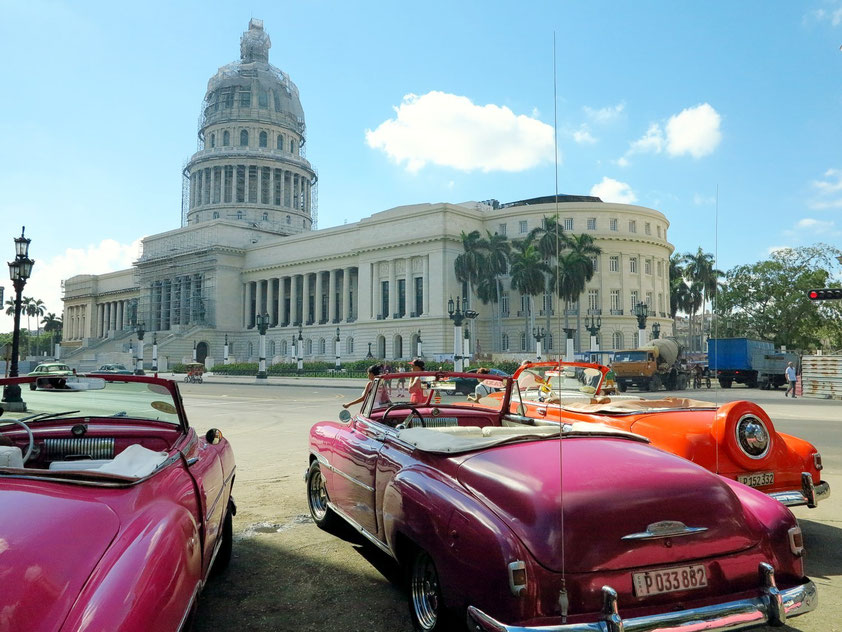 Blick vom Parque Central auf El Capitolio. 1929 als Sitz der Legislative gebaut.  In der äußeren Form ist der im Stile des Klassizismus errichtete Bau wie das US-amerikanische Kapitol in Washington, D.C. dem Petersdom in Rom nachempfunden.