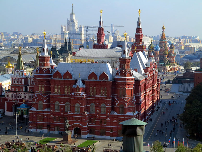 Blick von der Dachterrasse des Ritz-Carlton nach SE zum Historischen Museum, zur Basilius-Kathedrale und zum Warenhaus Gum