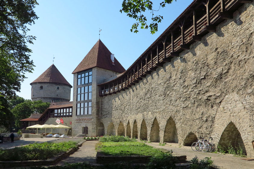 Stadtmauer und Kanonenturm "Kiek in de Kök" (1370 - 1373) am Südostende der Oberstadt