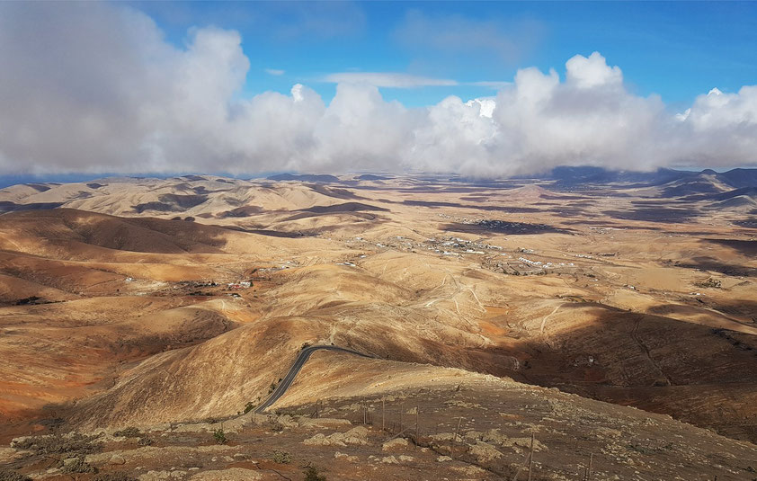 Mirador de Morro Velosa, Blick nach N, Badlands und Ortschaft Valle de Santa Inés