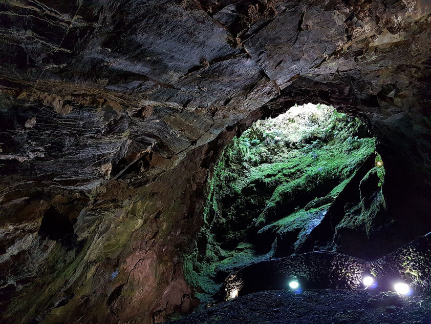 Höhle Algar do Carvão. Über einen Schacht steigt man in den Förderschlot eines erloschenen Vulkans. Haupteingang, gesehen aus der Höhle