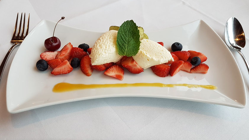 Mousse von der Holunderblüte mit gezuckerten Erdbeeren