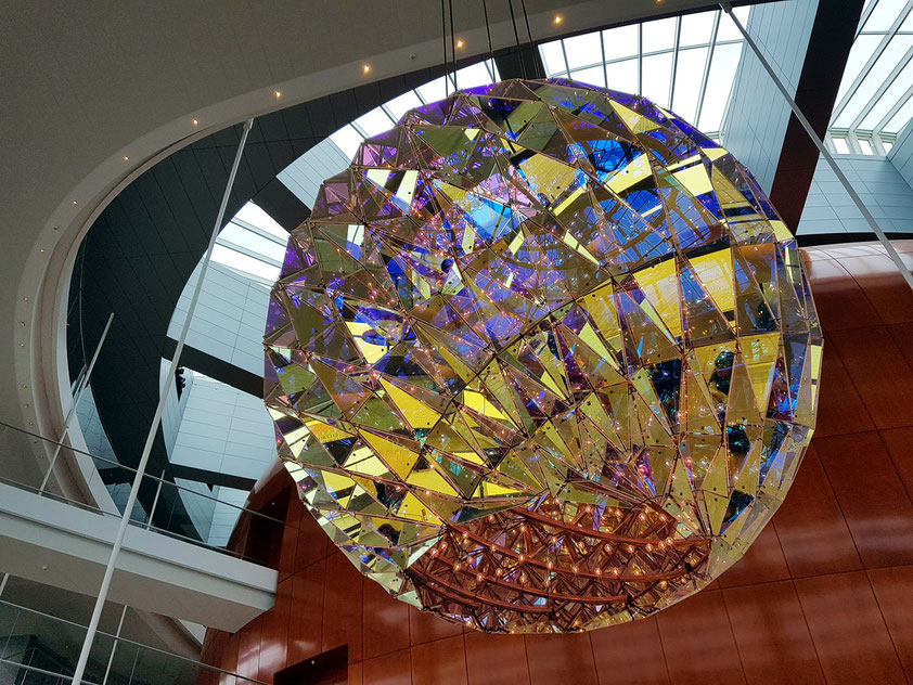 Foyer des Opernhauses mit drei Kronleuchtern („Chandeliers“) mit dichroitischem Glas (Farbeffektglas) von Ólafur Elíasson