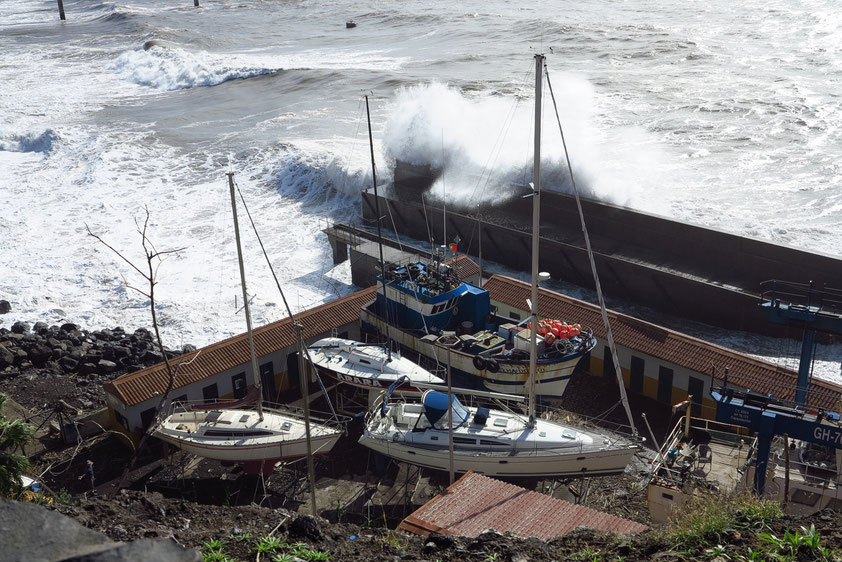 Nach dem großen Sturm am 11. 12. 2014, Estrada Joao Goncalves Zarco, südöstlich von Camara de Lobos))