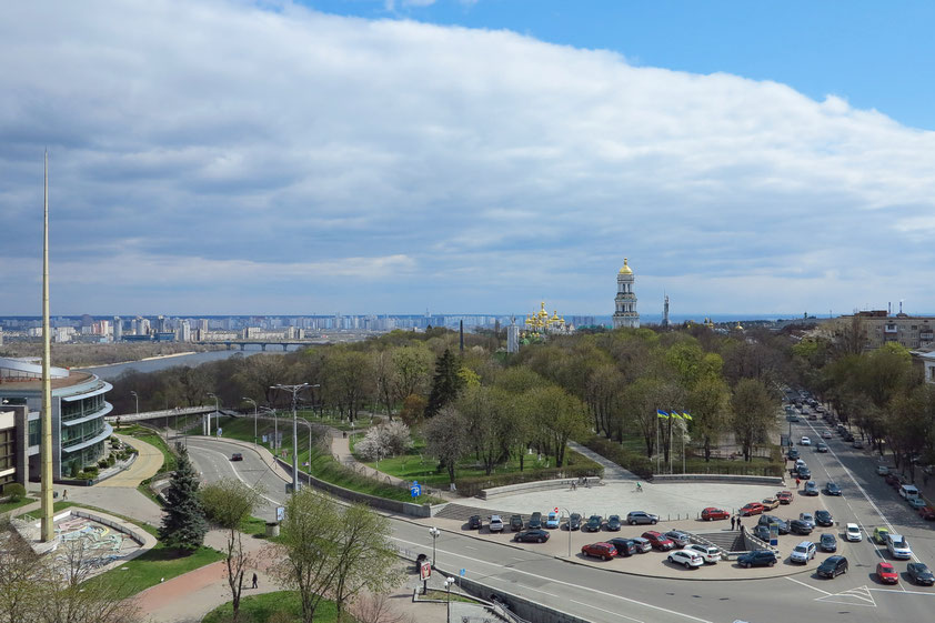 Blick vom Hotel Salute (Zimmer 607 im 6. Stock) nach Süden auf den Slavy-Platz, hinter dem Park das Höhlenkloster, links der Dnepr