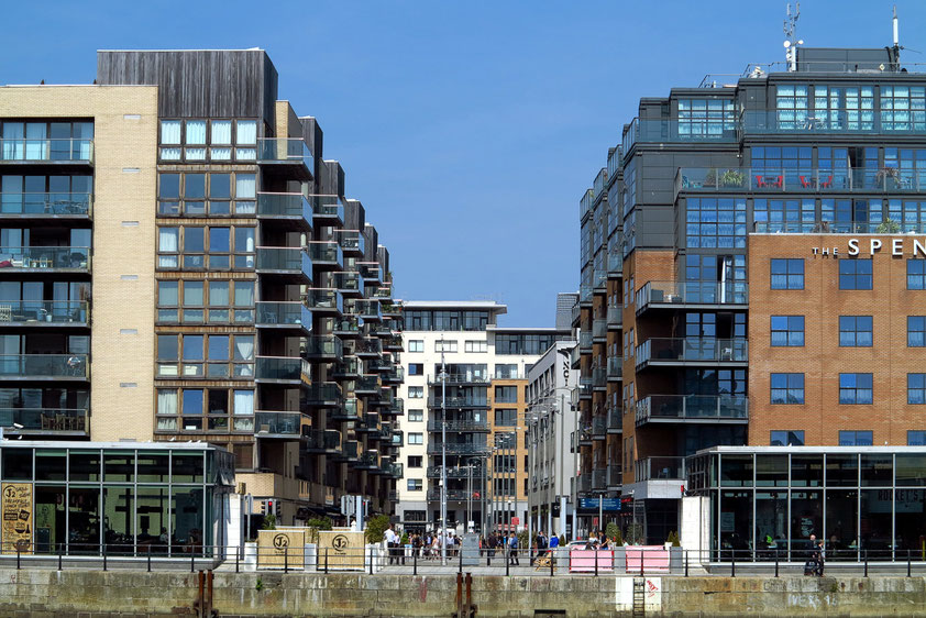 Moderne Wohn- und Geschäftshäuser in den Docklands, am nördlichen Ufer des River Liffey