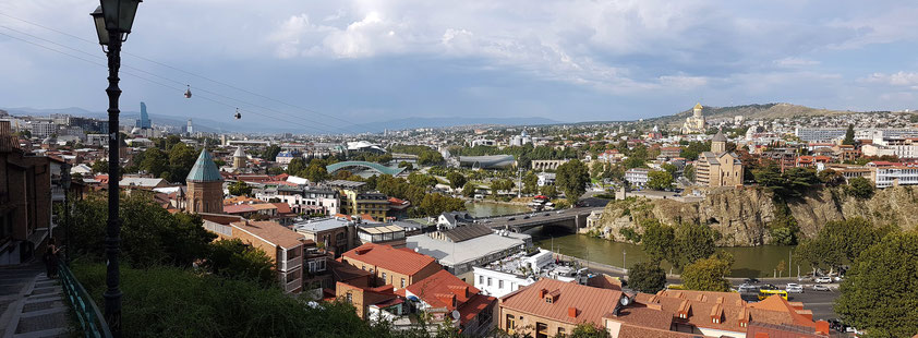 Panoramablick auf Tbilisi vom Aufgang zur Festung Nariqala