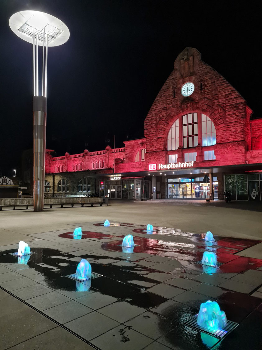 Am Hauptbahnhof Aachen um 04:30 Uhr, Abfahrt um 04:51 Uhr mit RE 1 nach Düsseldorf Flughafen