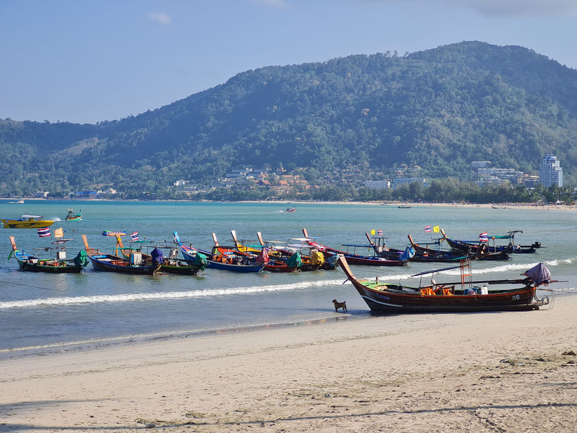 Ko Phuket, Strand mit Schnellbooten