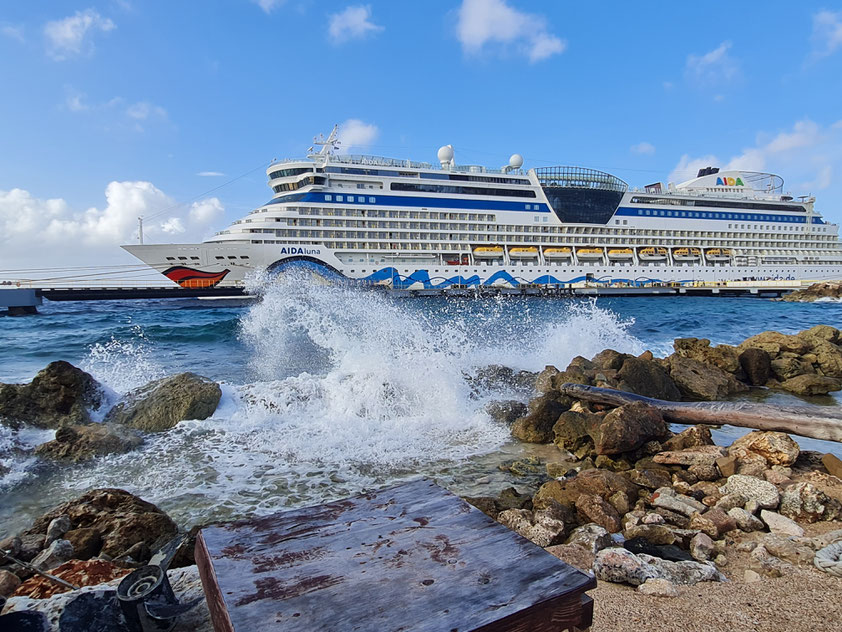 AIDAluna am Anlegesteg von Willemstad/Curacao