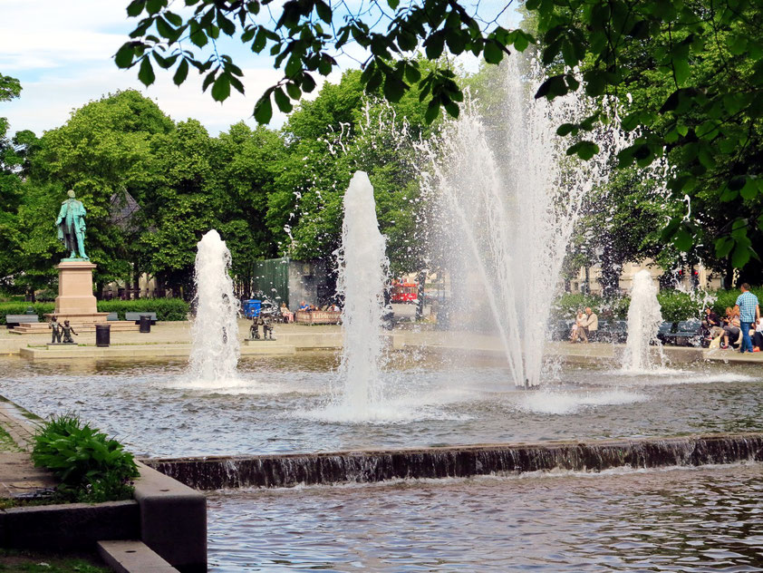 Oslo. Fontänen im Park neben dem Nationaltheater