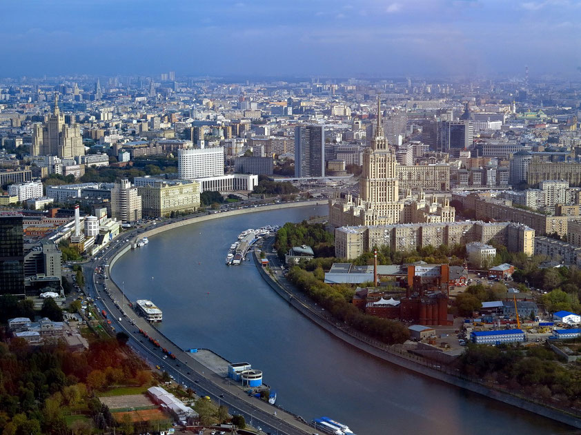 Blick vom 62. Stockwerk im Federazija Tower nach Osten: rechts das Radisson Royal Hotel (vormals Hotel Ukraine), eine der "Sieben Schwestern"