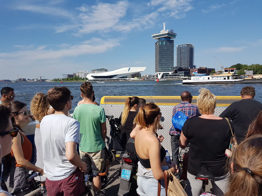 Blick von der Fähre auf das EYE Filmmuseum und den Shell-Tower mit dem A'DAM Lookout