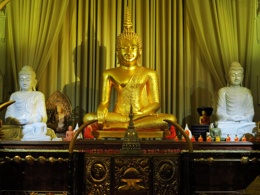 In der Mitte eine Kopie des siegreichen Buddha Jinnaraj aus dem thailändischen Phitsanulok