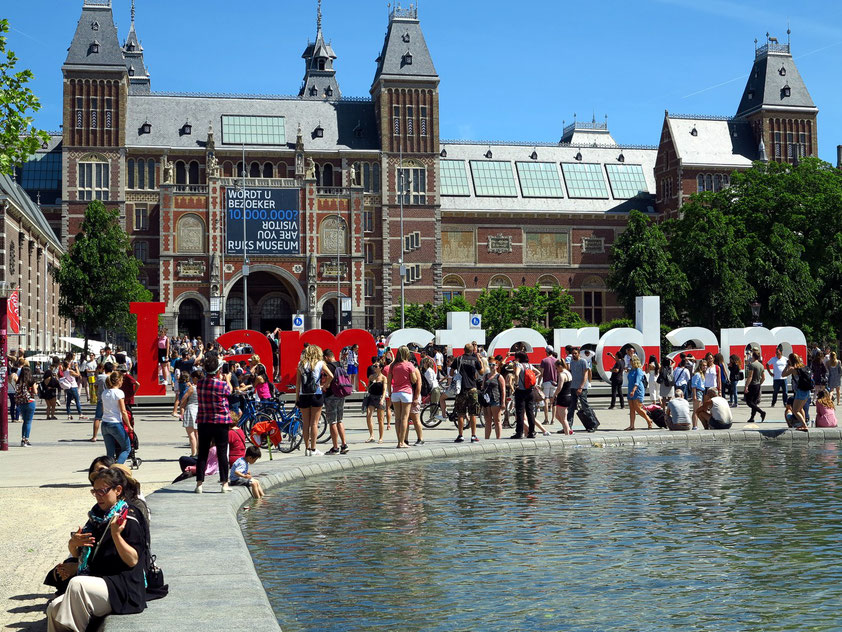 Rijksmuseum Amsterdam, davor "I Amsterdam", ein Willkommensgruß, ein Slogan, ein Zeichen der Integration, ein greifbares Symbol