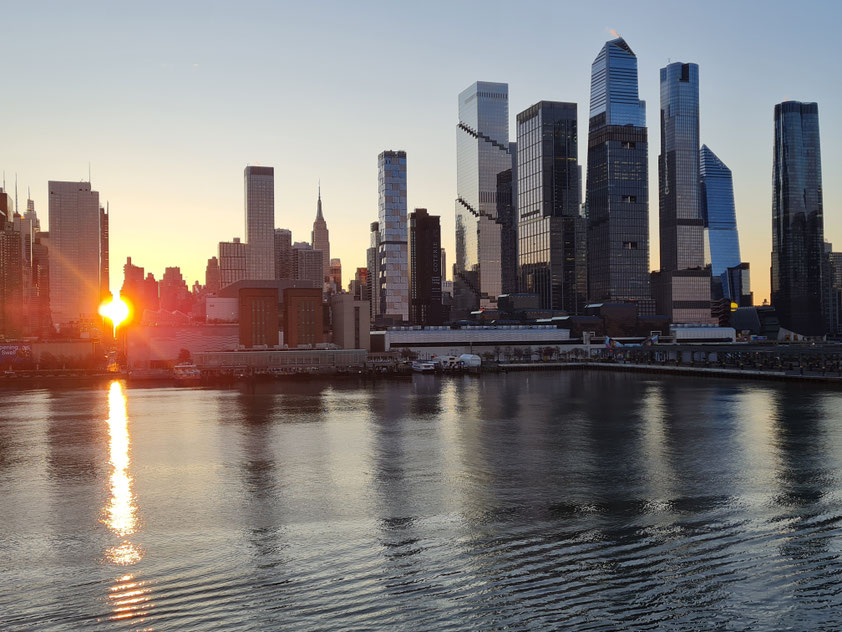 Einlaufen der AIDAdiva bei Sonnenaufgang in New York (23.11.2025)