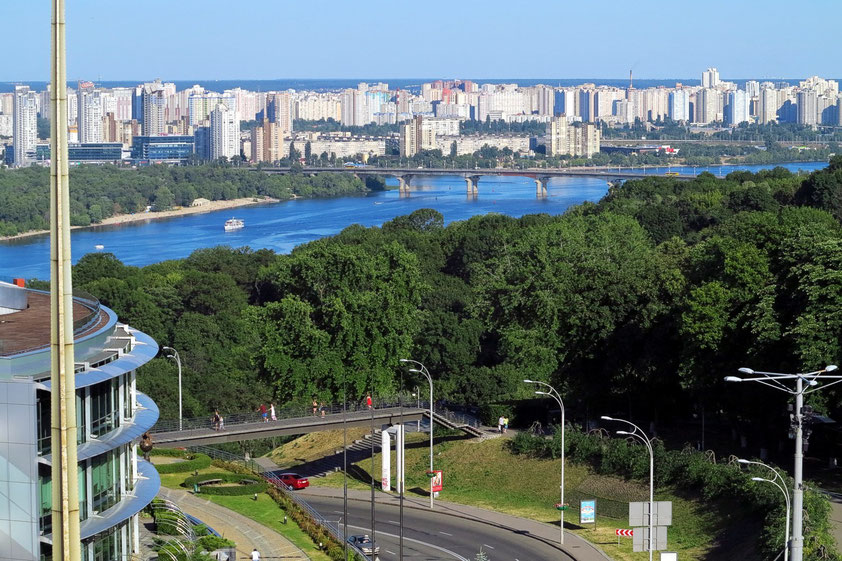 Blick vom Hotel Salute (Zimmer 705 im 7. Stockwerk) nach SE zum Fluss Dnepr (Dnipro) und zur Patona-Brücke