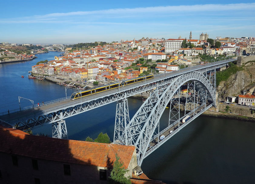 Blick von der Terrasse der Igreja da Serra do Pilar auf die Ponte Luís I über den Douro und auf die Altstadt von Porto