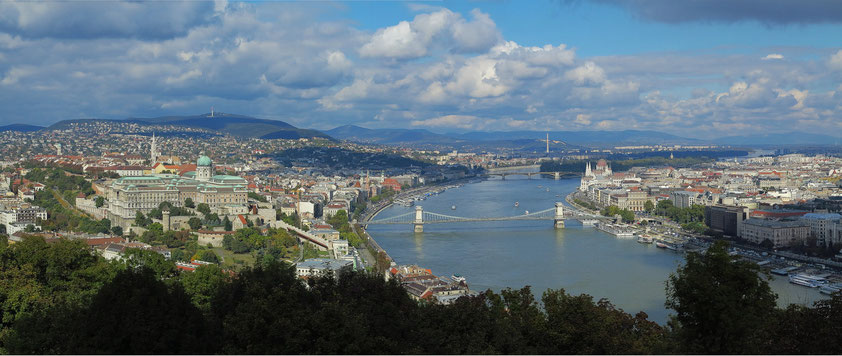 Panoramablick vom Gellértberg auf die Donau (mit Kettenbrücke) und die beiden Budapester Stadtteile Buda (mit dem Burgpalast) und Pest