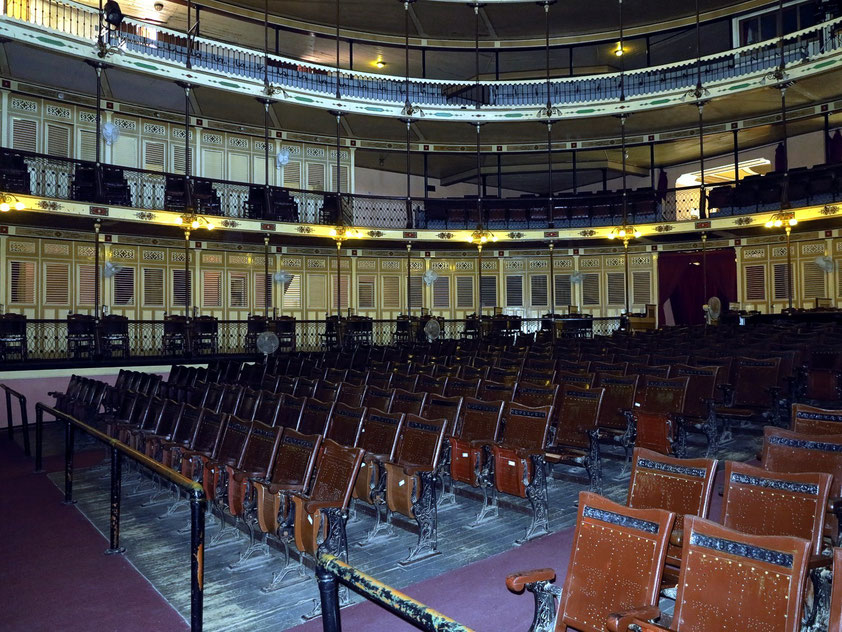 Cienfuegos. Teatro Tomás Terry. Der Zuschauerraum des etwa 950 Personen fassenden Theaters hat drei Ränge. 