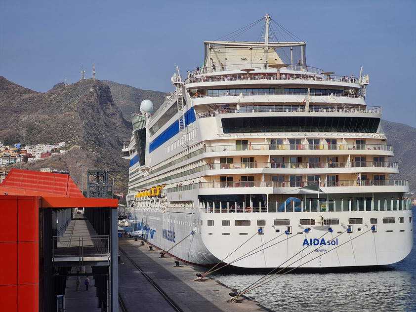 Die AIDAsol im Hafen von Santa Cruz de Tenerife