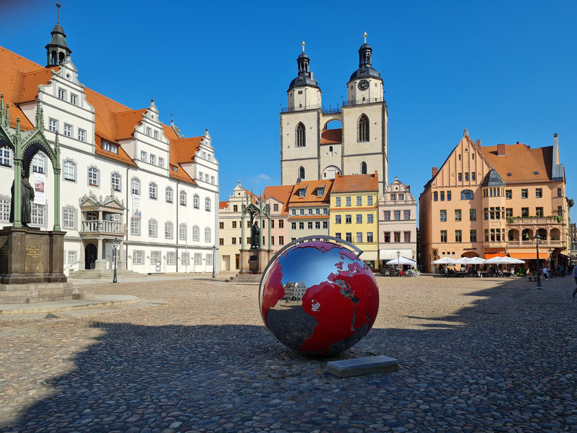 Lutherstadt Wittenberg. Marktplatz mit Stadtkirche St. Marien, Rathaus, Lutherdenkmal und Melanchthondenkmal (links)