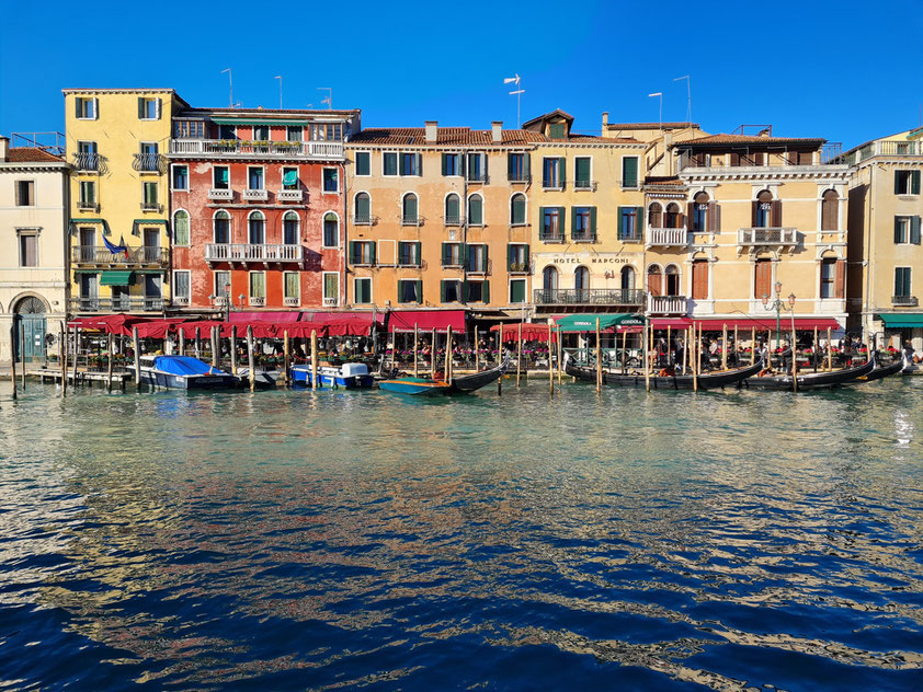 Häuserfront am Canal Grande in Höhe der Rialto-Brücke