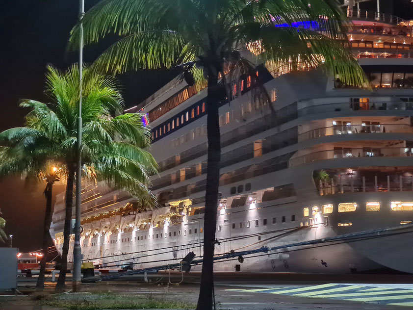 AIDAluna in Oranjestad, overnight