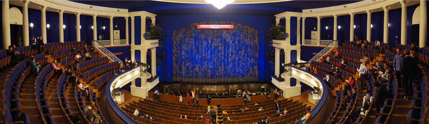 Stanislawski-und-Nemirowitsch-Danschenko-Musiktheater. Panoramaaufnahme aus zwei Fotos