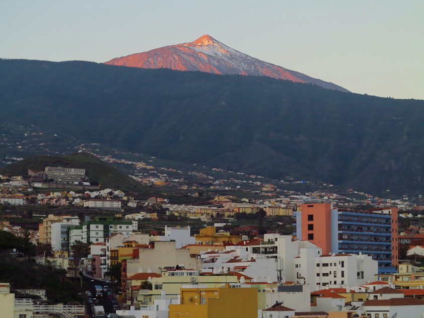 Sonnenaufgang am Pico de Teide. Blick vom Dach des Hotels Marquesa