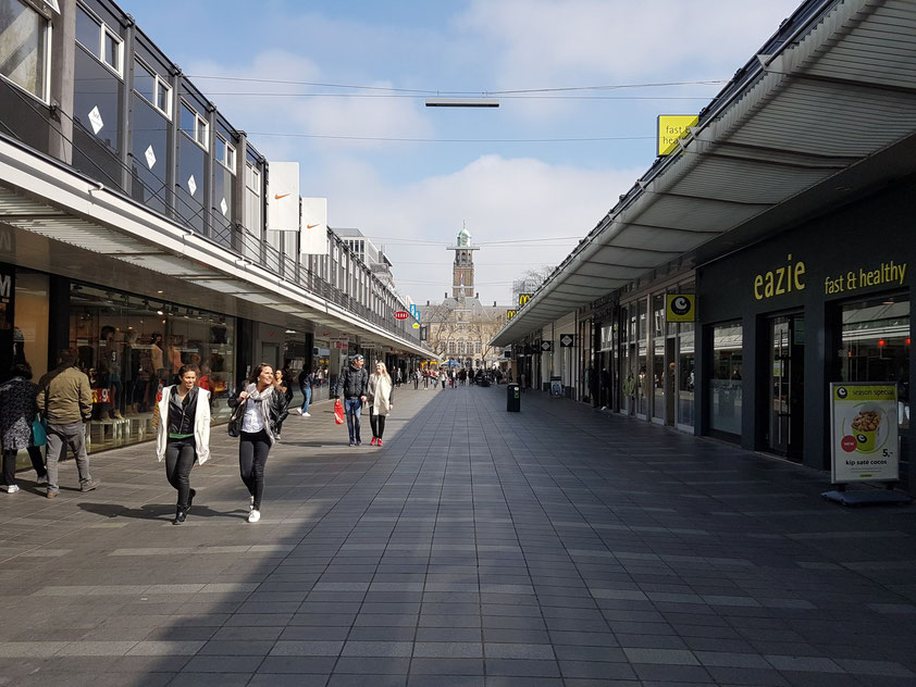 Fußgängerpassage Korte Lijnbaan mit Blick auf das Stadthuis