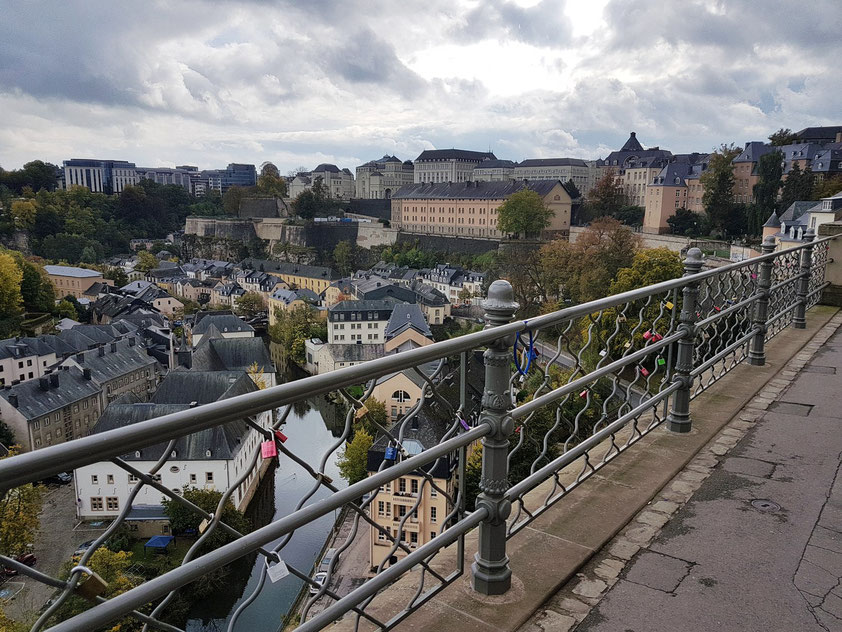 Luxemburg, Blick nach Süden auf den Stadtteil Grund mit dem Fluss Alzette