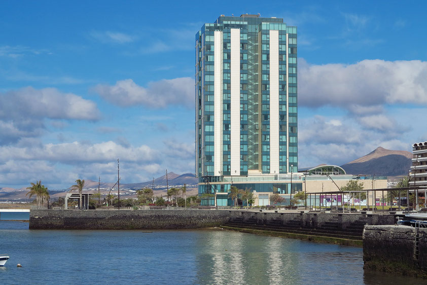 Das einzige Hochhaus auf Lanzarote, das Gran Hotel aus den 70er Jahren, für César Manrique ein architektonischer Schandfleck. 1991 geschlossen, 1994 ausgebrannt, 2004 wiedereröffnet.