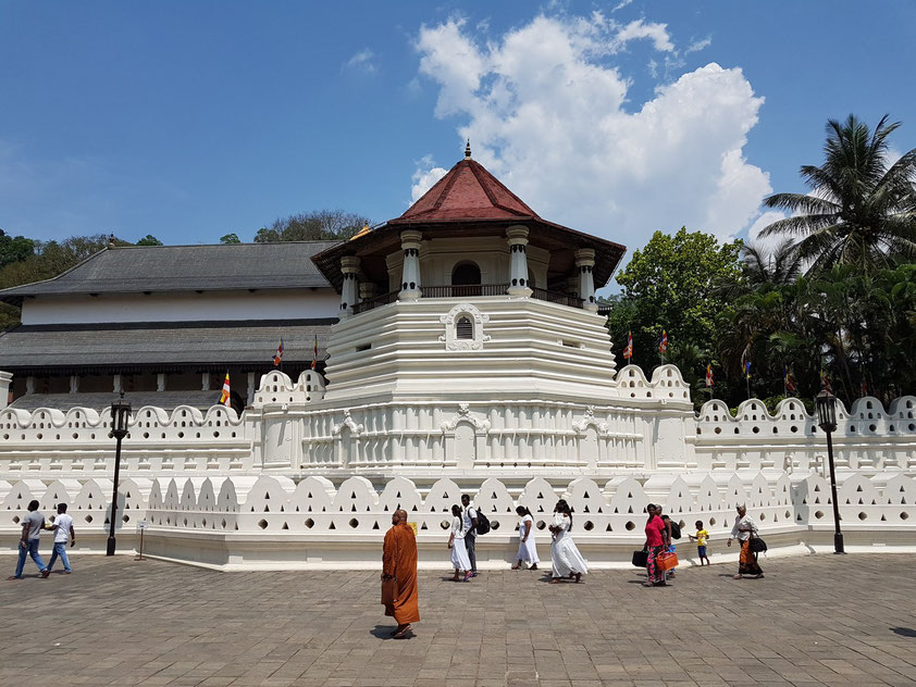 Außenansicht des Zahntempels in Kandy, in dem gemäß der Überlieferung der linke Eckzahn des historischen Buddha Siddhartha Gautama als Reliquie aufbewahrt wird.