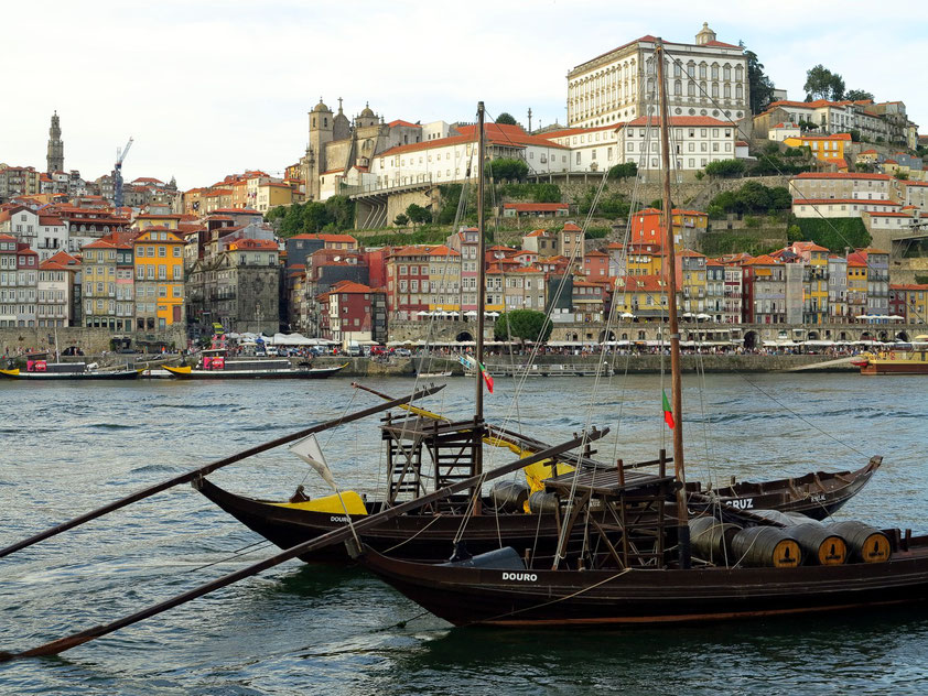 Blick von Vila Nova de Gaia nach Porto mit der Kathedrale von Porto (Sé do Porto); im Vordergrund alte Barken für den Transport des Douro-Weines