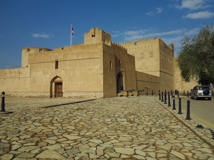 Schloss Jabreen mit reichen Verzierungen. Das Schloss wurde 1670 von Sultan bin Saif al-Ya'arubi ursprünglich als Wohnschloss konstruiert und genutzt.