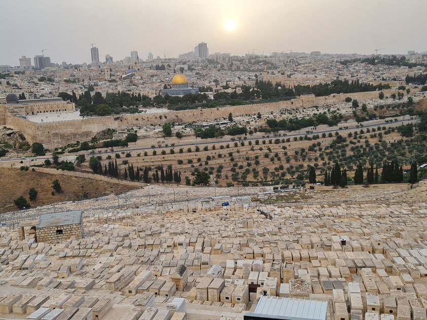 Blick vom Ölberg auf Ost-Jerusalem mit dem Tempelberg und dem Felsendom, im Vordergrund jüdische Gräber