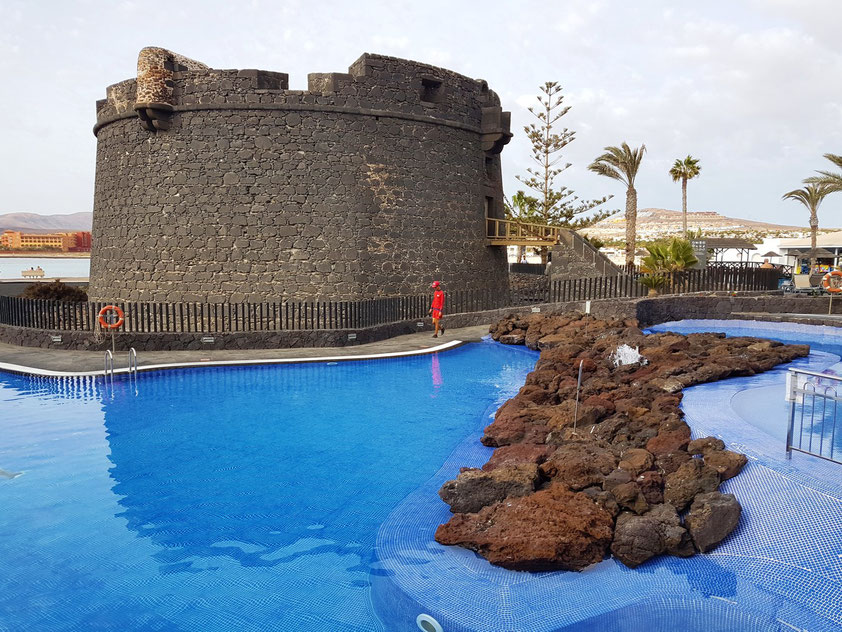 Castillo Caleta de Fuste, Castillo de San Buenaventura. Der früher isoliert liegende Wehrturm wurde in die Schwimmanlage des Feriendorfes einbezogen.