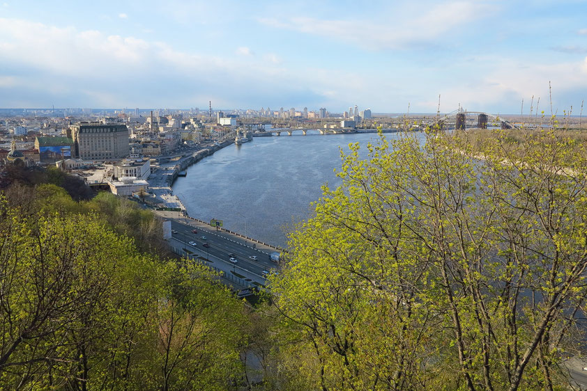 Blick von Aussichtspunkt im Chreschtschatyj-Park auf den Fluss Dnepr (ukrainisch: Dnipro)